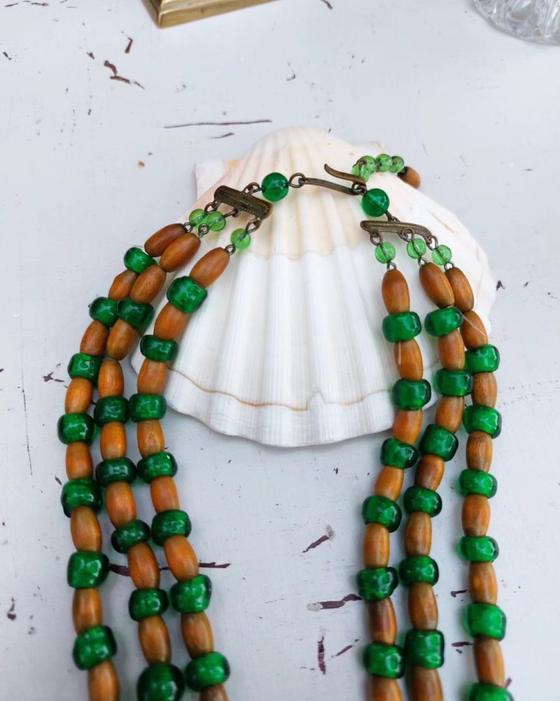 Smuk retro tripel bijouteri halskæde med grønne perler.