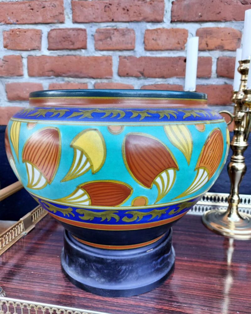 Fantastisk buttet vase/plantekumme fra Hollandske Gouda i flerfarvet keramik på træfod.