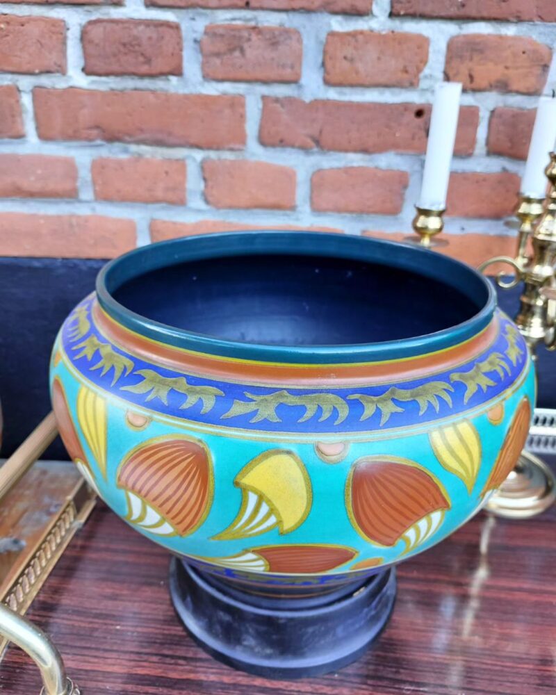 Fantastisk buttet vase/plantekumme fra Hollandske Gouda i flerfarvet keramik på træfod.