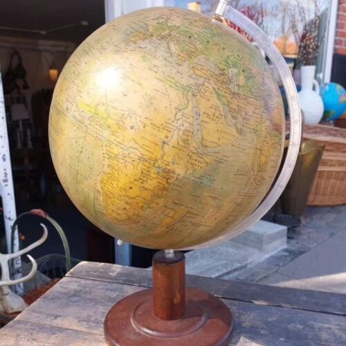 Fantastisk flot gammel globus fra Räths med træ fod.