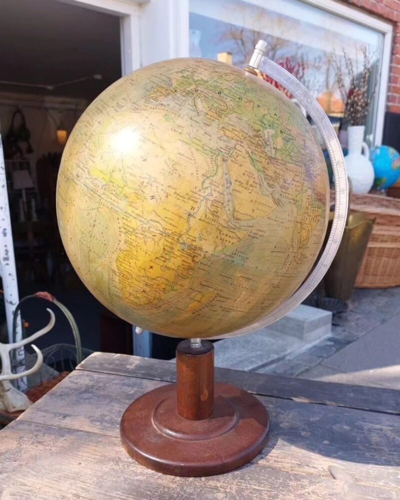 Fantastisk flot gammel globus fra Räths med træ fod.