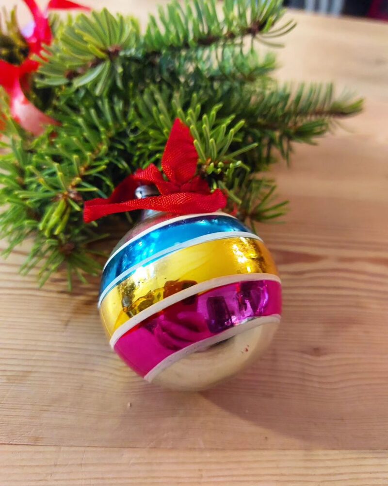 Gamle farvestrålende juletræglaskugler med ringe.