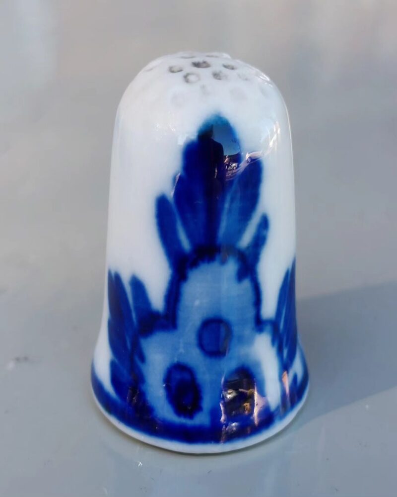 Super fin lille porcelænsfingerbøl i blå og hvid glasur.