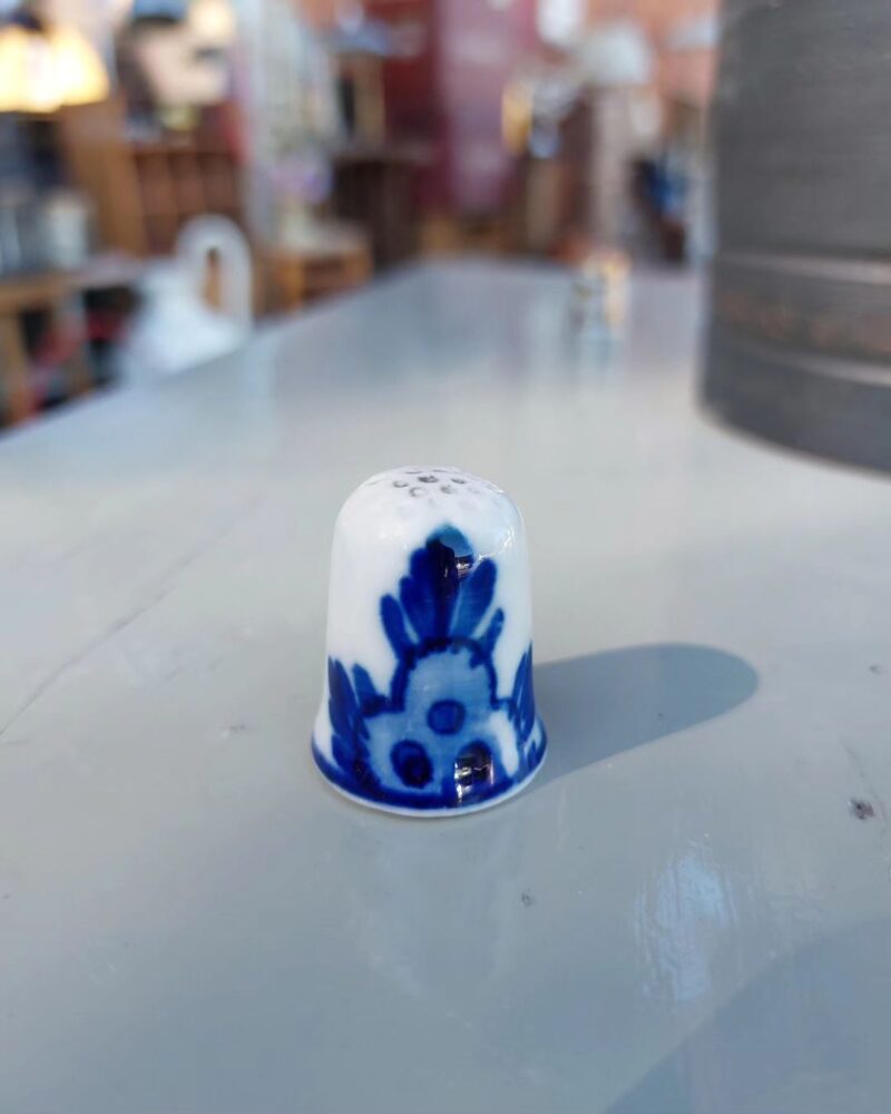 Super fin lille porcelænsfingerbøl i blå og hvid glasur.