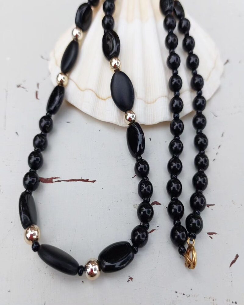 Smuk retro bijouteri halskæde med sorte træ perler.