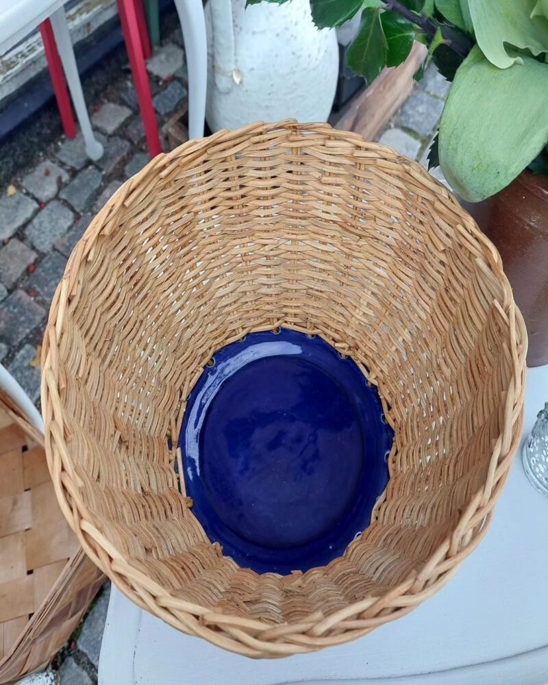 Skøn rustik fletkurv fra midten af århundredet med blå keramikbund designet i den tidløse Traditional Scandinavian Farmhouse-stil. 
