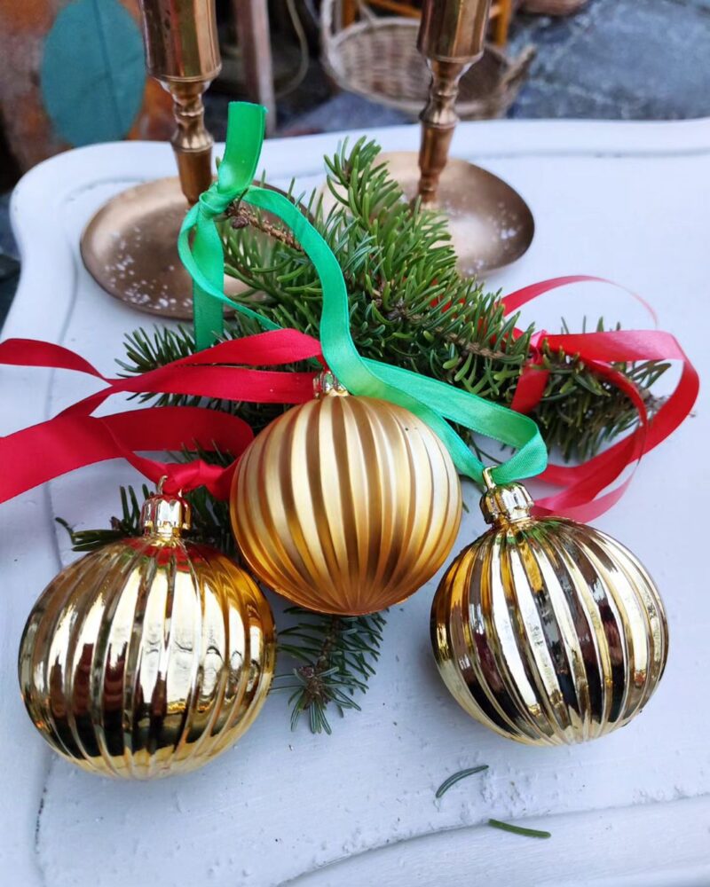Skønne guld juletræskugler med struktur i guld og mat guld.