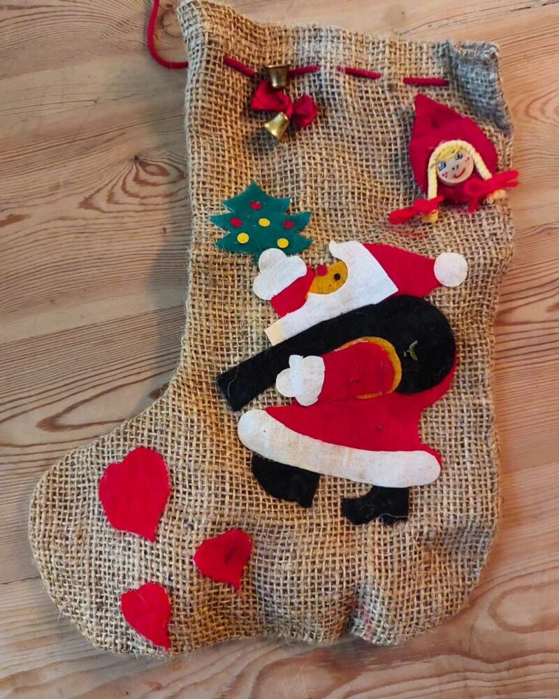 Skøn ældre julesok med filt julemand på skøjter og rød snor