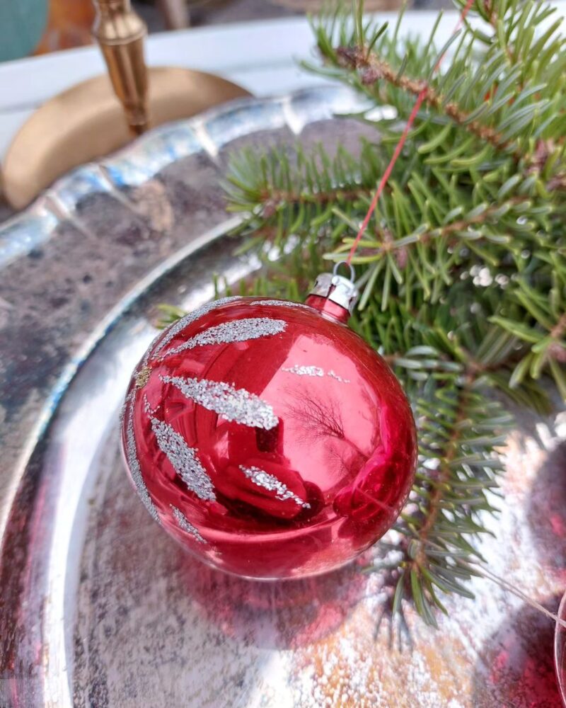 Fantastisk flot gammel håndmalet juletræskugle i glas.