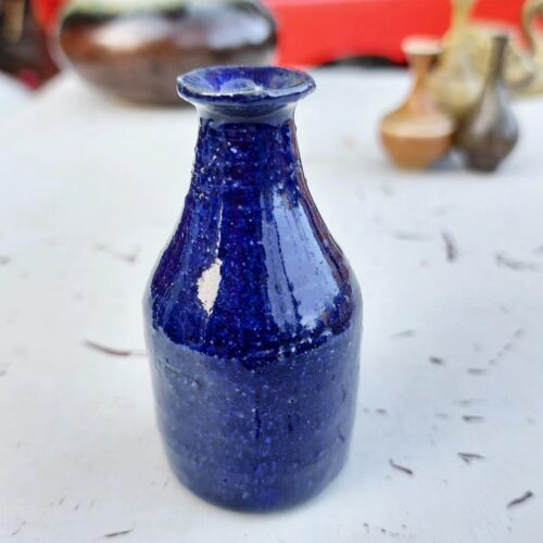 Fantastisk flot keramik miniature vase i super smuk blå glasur.