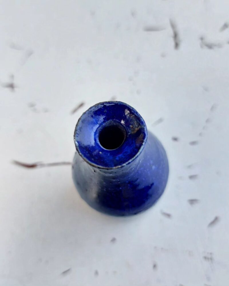 Fantastisk flot keramik miniature vase i super smuk blå glasur.