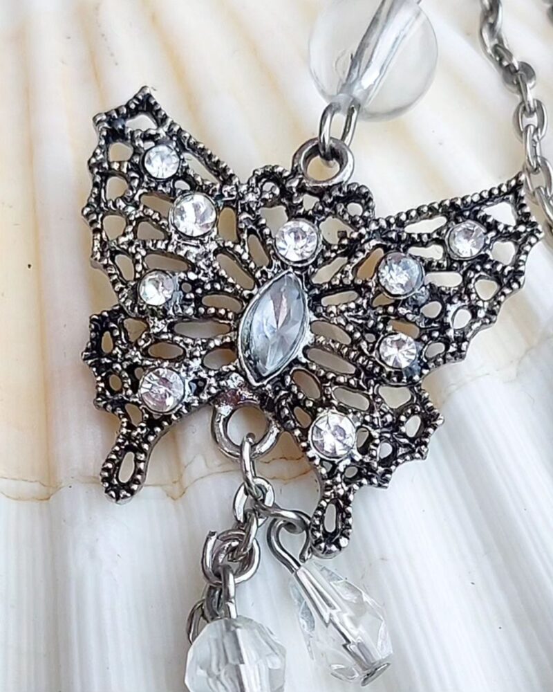 Fantastisk vintage halskæde med skøn sommerfugl, similisten og perle.