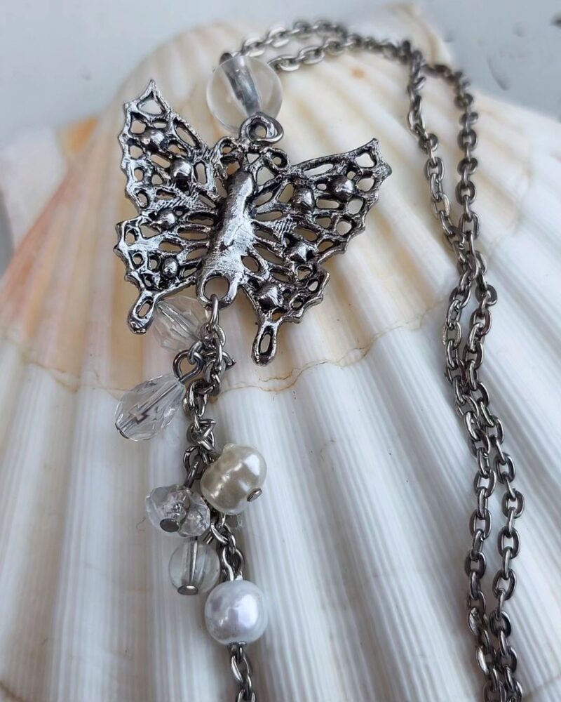 Fantastisk vintage halskæde med skøn sommerfugl, similisten og perle.