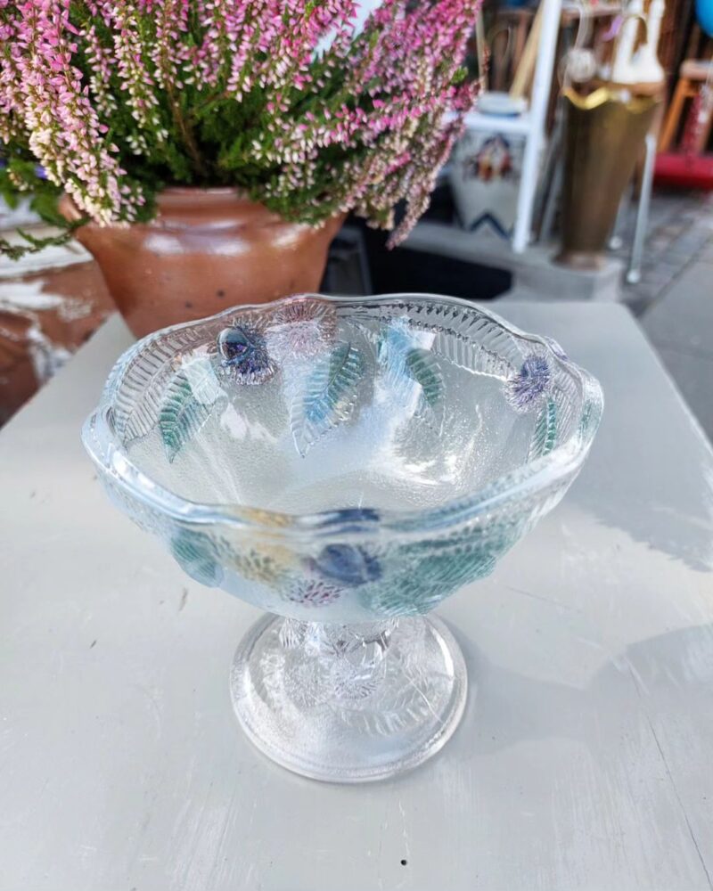 Fantastisk fransk glasskål med farvet blomster.