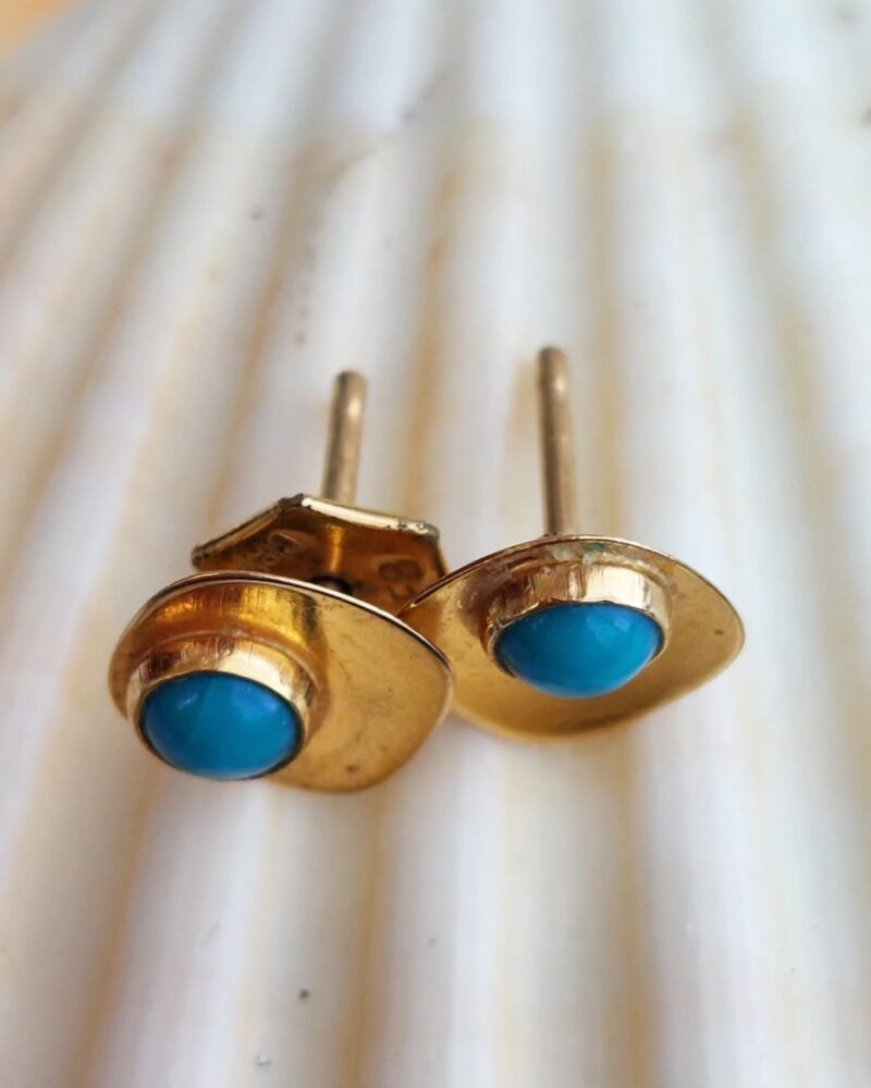 Smukke retro øreringe i guldfarve med blå sten