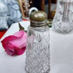 Super smuk gammel salt stø i glas med metal låg.