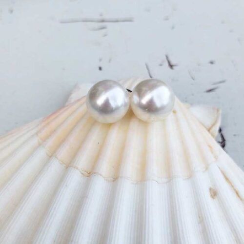 Fine enkle ørestikker med perler.