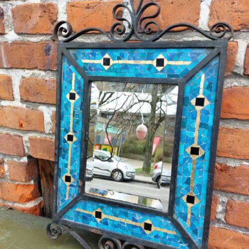 Fantastisk gammelt blåt mosaik og jern spejl.