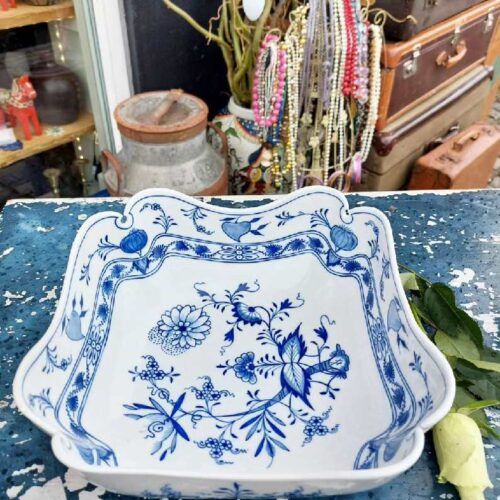 Smuk antik Meissen "Blue Onion" firkantet skål i håndmalet porcelæn. 